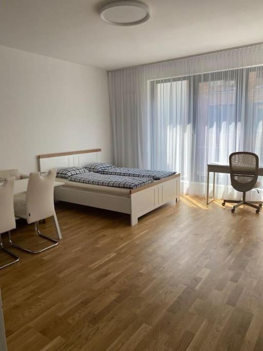 Quiet Near Centre Apartment Prag
